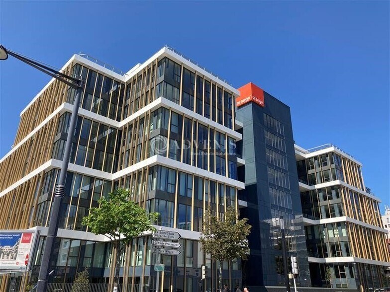 2 Avenue De La Gare, Montigny-le-Bretonneux à louer - Photo du bâtiment - Image 1 de 6