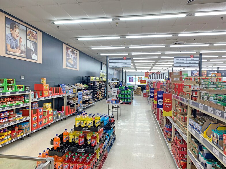 1625 Leonard St NE, Grand Rapids, MI à vendre - Photo du bâtiment - Image 3 de 8