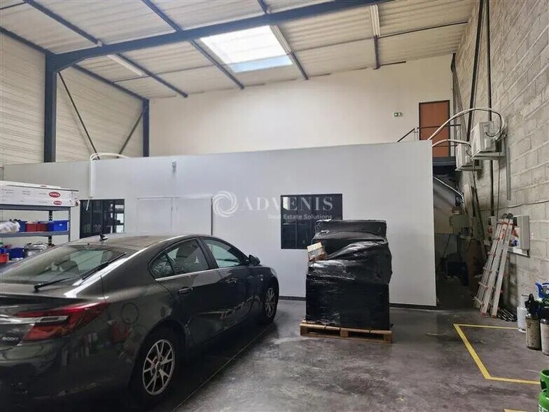 Flex in Vénissieux for lease - Interior Photo - Image 3 of 9