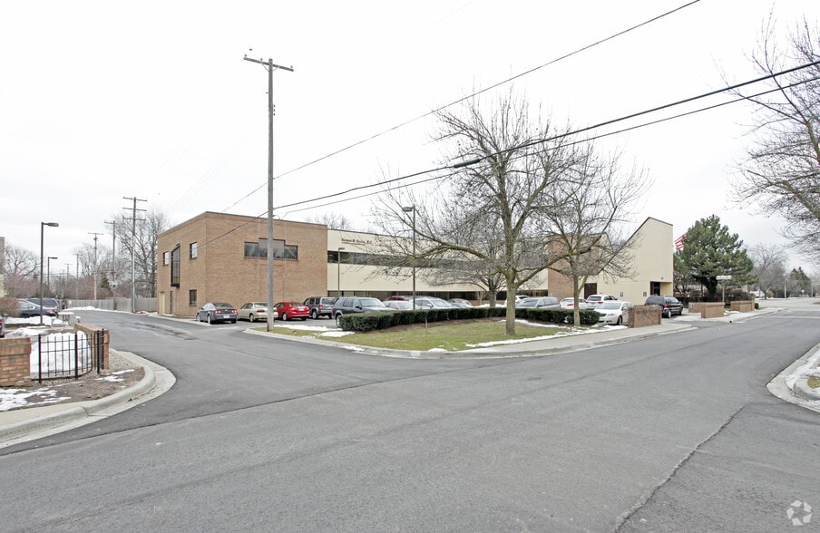 100 Maple Park Blvd, Saint Clair Shores, MI for lease - Building Photo - Image 3 of 5