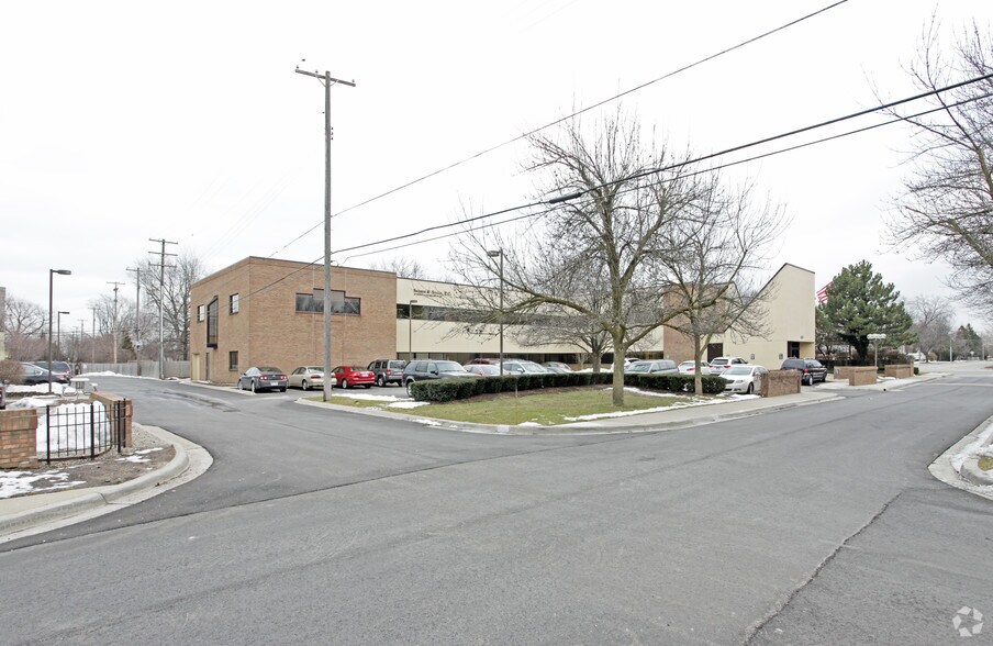 100 Maple Park Blvd, Saint Clair Shores, MI à louer - Photo du bâtiment - Image 3 de 5