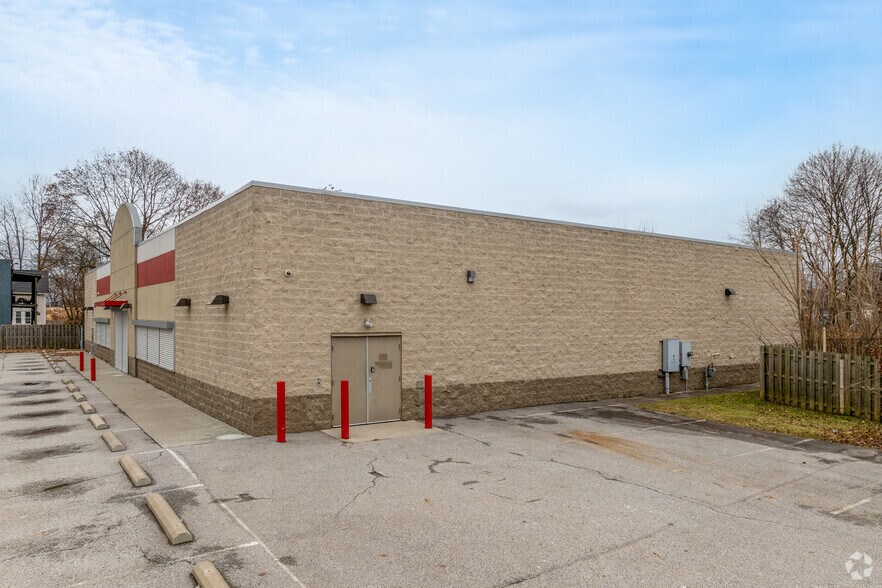 580 Vernon Odom Blvd, Akron, OH à louer - Photo du bâtiment - Image 2 de 10