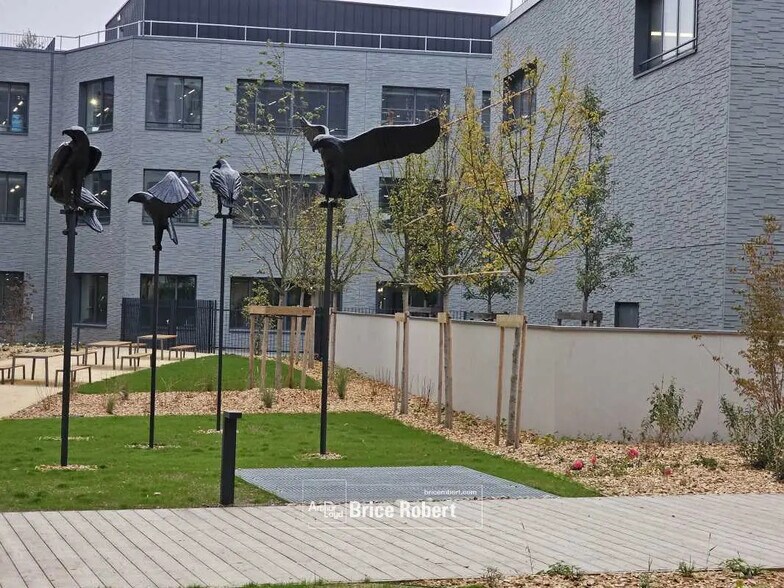 Bureau dans Villeurbanne à louer - Photo du bâtiment - Image 1 de 17
