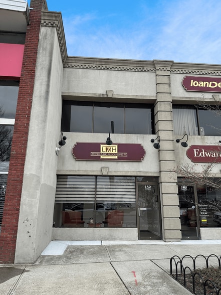 180 E Main St, Patchogue, NY for lease - Building Photo - Image 3 of 3