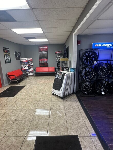 2515 71st St, Tampa, FL à vendre - Photo intérieure - Image 2 de 3