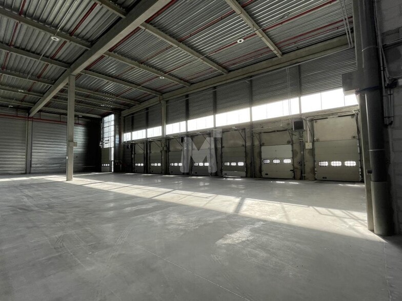 Industrial in Lieusaint for lease - Building Photo - Image 3 of 7