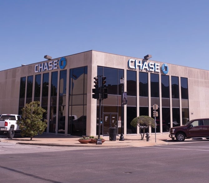 231 W Main St, Denison, TX for lease - Building Photo - Image 2 of 24