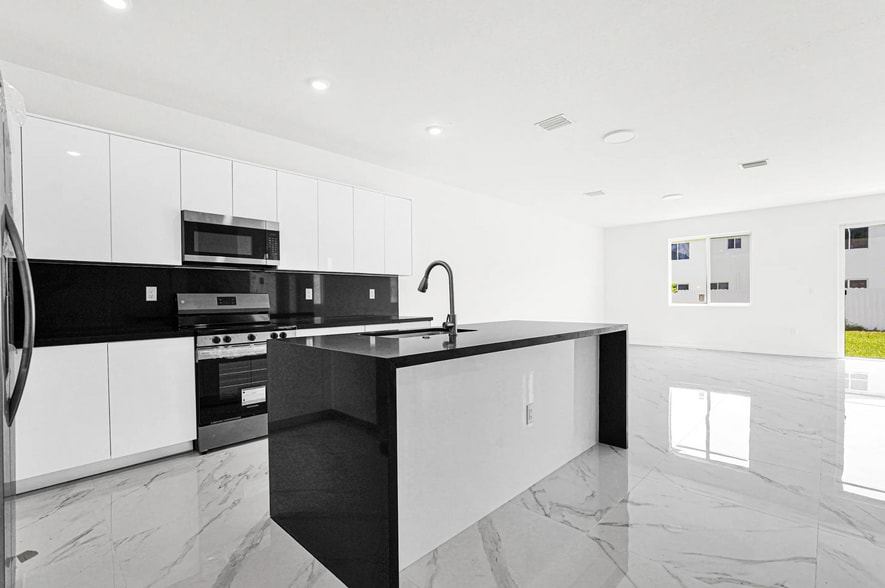 Cauley Square Twinhomes portfolio of 2 properties for sale on LoopNet.ca - Interior Photo - Image 2 of 10