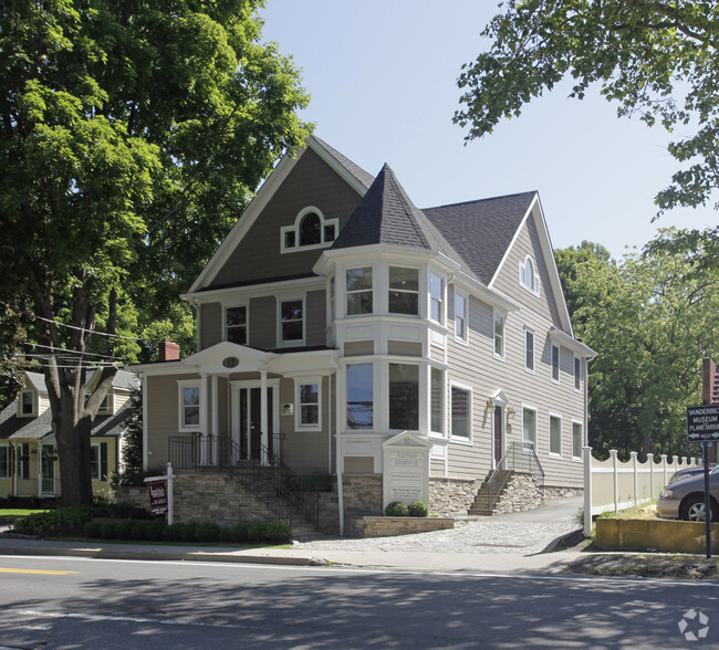 12 Little Neck Rd, Centerport, NY à vendre - Photo principale - Image 1 de 1