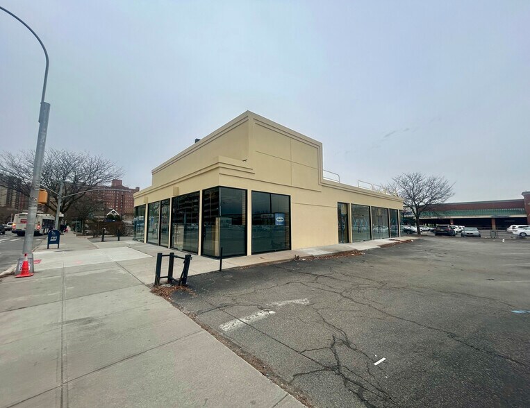 725 Co Op City Blvd, Bronx, NY for lease - Primary Photo - Image 1 of 6