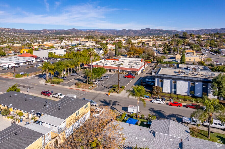 925 E Pennsylvania Ave, Escondido, CA à louer - Photo du bâtiment - Image 3 de 4