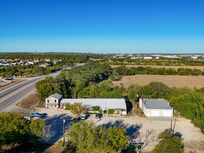 3419 Hunter Rd, San Marcos, TX à louer - Photo du bâtiment - Image 2 de 13