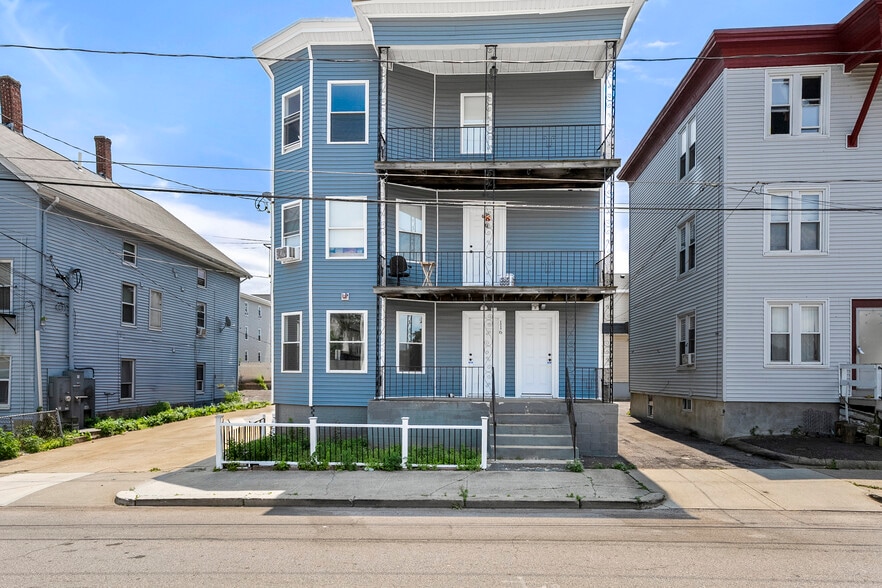 116 Foundry St, Central Falls, RI à vendre - Photo du bâtiment - Image 3 de 42
