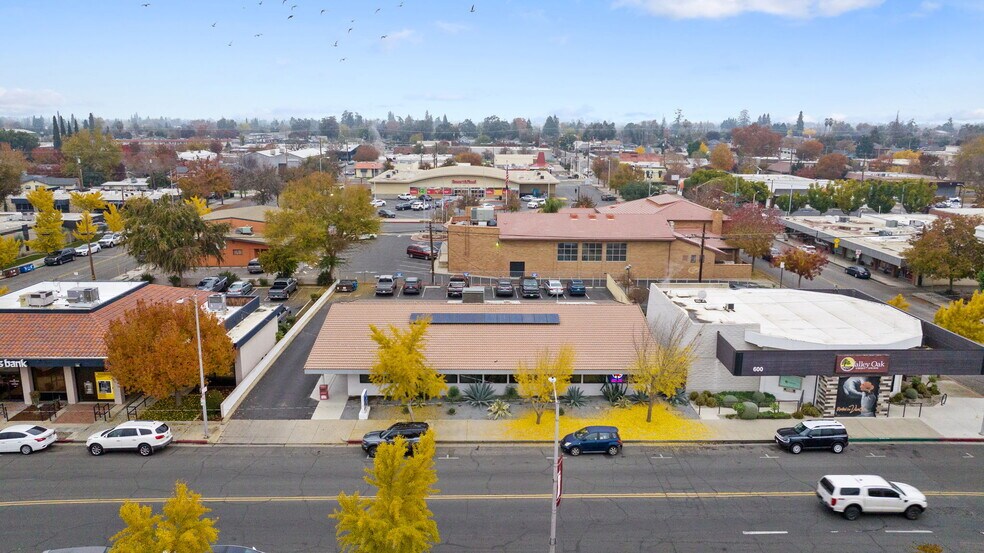 610 W Main St, Visalia, CA à louer - Photo du bâtiment - Image 2 de 33