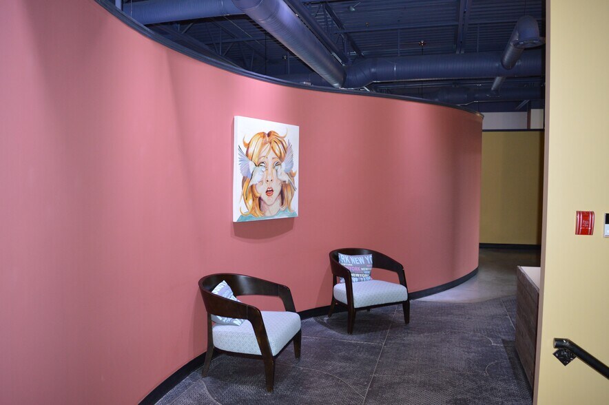 150 Chippewa Rd, Sherwood Park, AB à vendre - Photo du bâtiment - Image 2 de 7