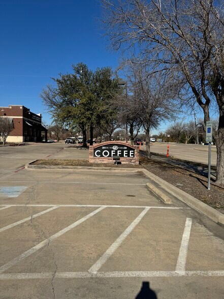 833 S Denton Tap Rd, Coppell, TX à louer - Photo du bâtiment - Image 2 de 10