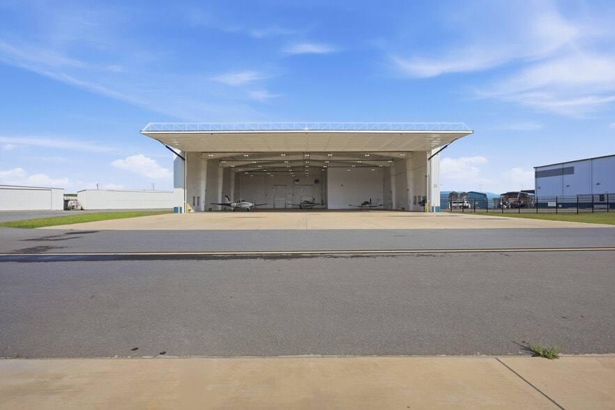 451 Airport Rd, Greenville, NC à louer - Photo du bâtiment - Image 2 de 14