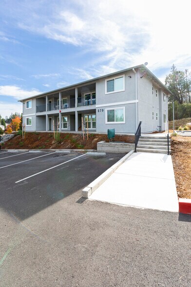 575-579 Racquet Way, Diamond Springs, CA à vendre - Photo du bâtiment - Image 2 de 19