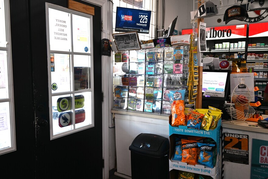 1722 Cimarron Trl, Wichita Falls, TX à vendre - Photo du bâtiment - Image 2 de 16