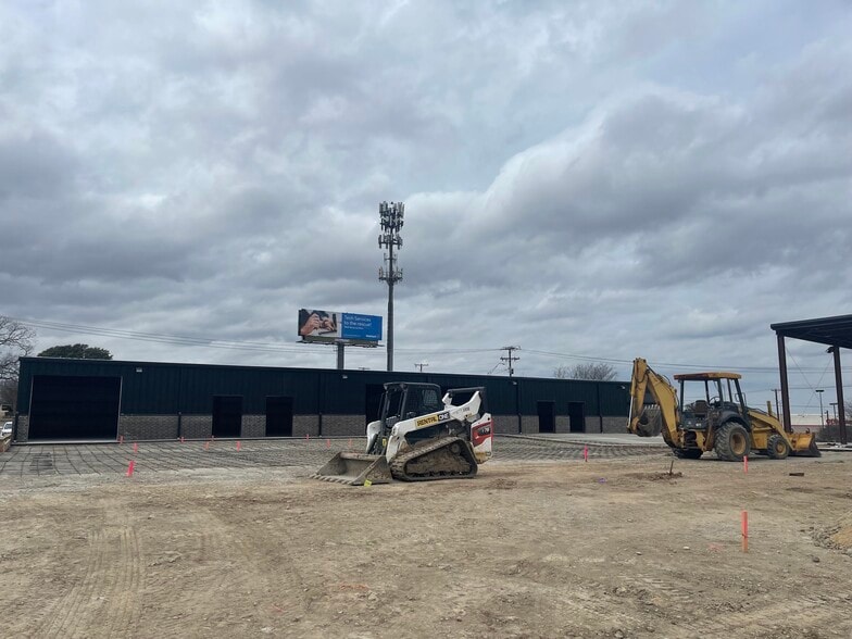 6600 Calmont Ave, Fort Worth, TX for lease - Building Photo - Image 3 of 9