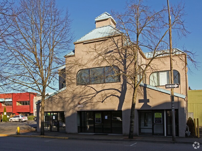 16625 Redmond Way, Redmond, WA à louer - Photo du bâtiment - Image 3 de 6