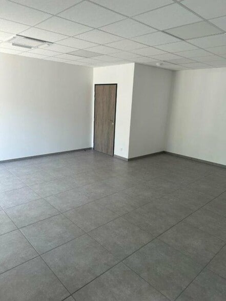 Flex in Decines Charpieu for lease - Building Photo - Image 3 of 15