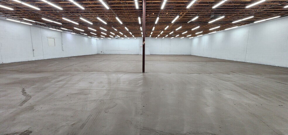 2319 W Holly St, Phoenix, AZ for lease - Interior Photo - Image 3 of 10