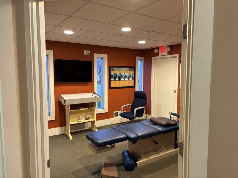 147 Chenoweth Ln, Louisville, KY for lease - Building Photo - Image 2 of 15