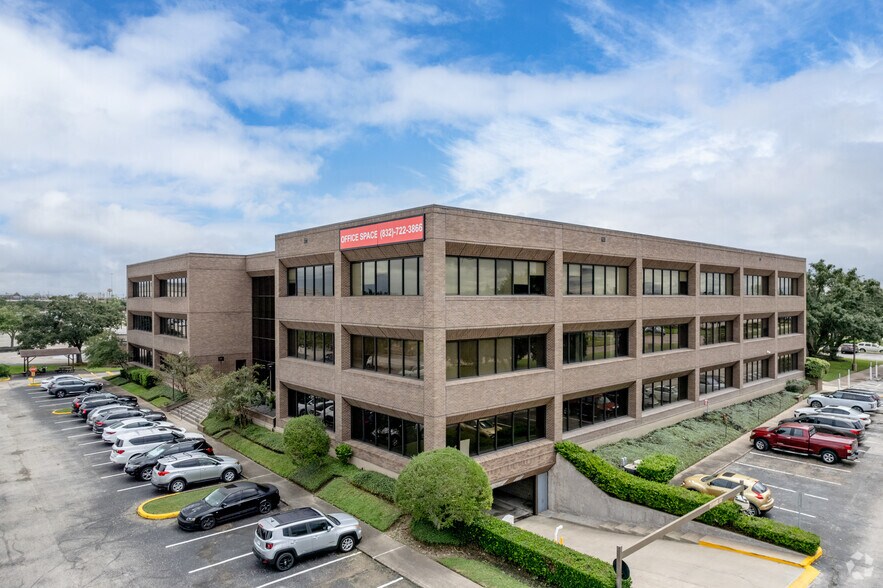 1560 W Bay Area Blvd, Friendswood, TX à louer - Photo du bâtiment - Image 2 de 5