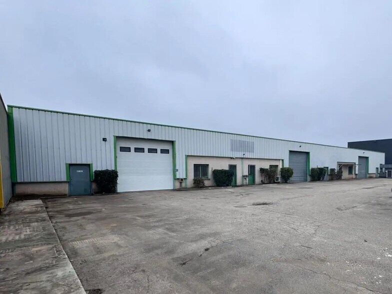 Bureau dans Pusignan à louer - Photo du bâtiment - Image 1 de 5