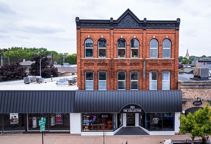 203 E Wisconsin Ave, Oconomowoc, WI à vendre - Photo du bâtiment - Image 2 de 3