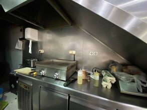 Retail in Barcelona, Barcelona for lease Interior Photo- Image 2 of 3