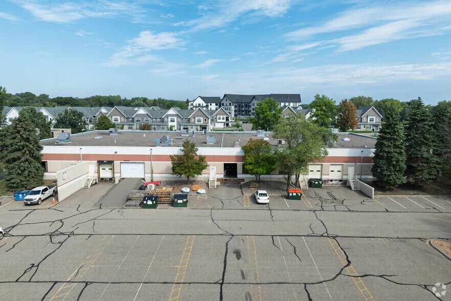 380 Oak Grove Pky, Vadnais Heights, MN à louer - Photo du bâtiment - Image 3 de 4