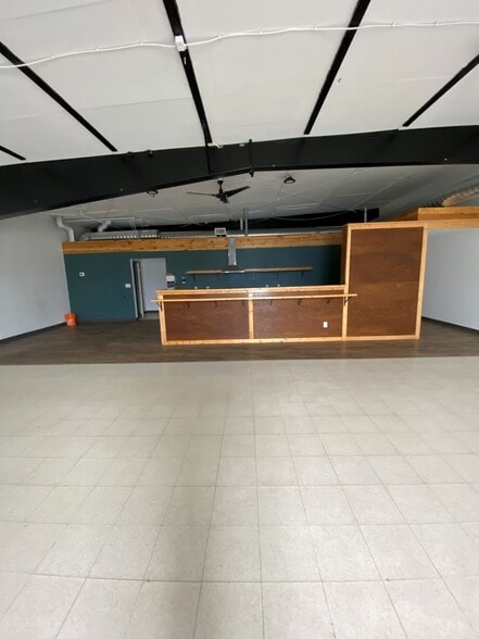 5016 50th St, Eckville, AB for sale - Interior Photo - Image 3 of 7