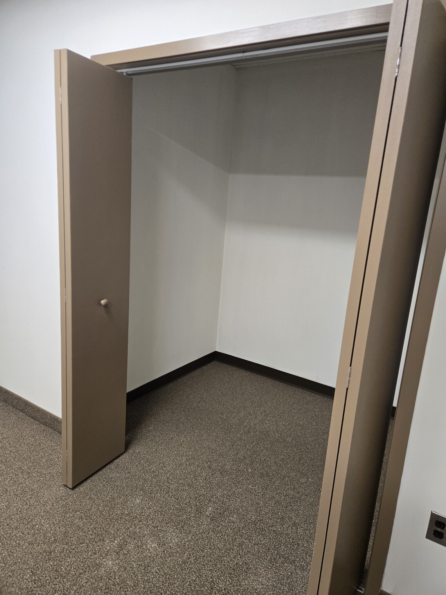 814 W Diamond Ave, Gaithersburg, MD for lease Interior Photo- Image 1 of 6
