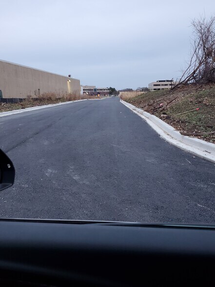 1850 W Diehl Rd, Naperville, IL à vendre - Photo du bâtiment - Image 2 de 2