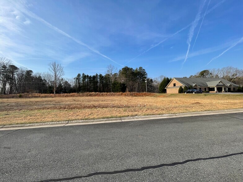 River Birch Ct, King, NC for sale - Building Photo - Image 3 of 4