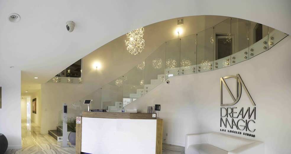 8911 Independence Ave, Canoga Park, CA for sale - Interior Photo - Image 3 of 56