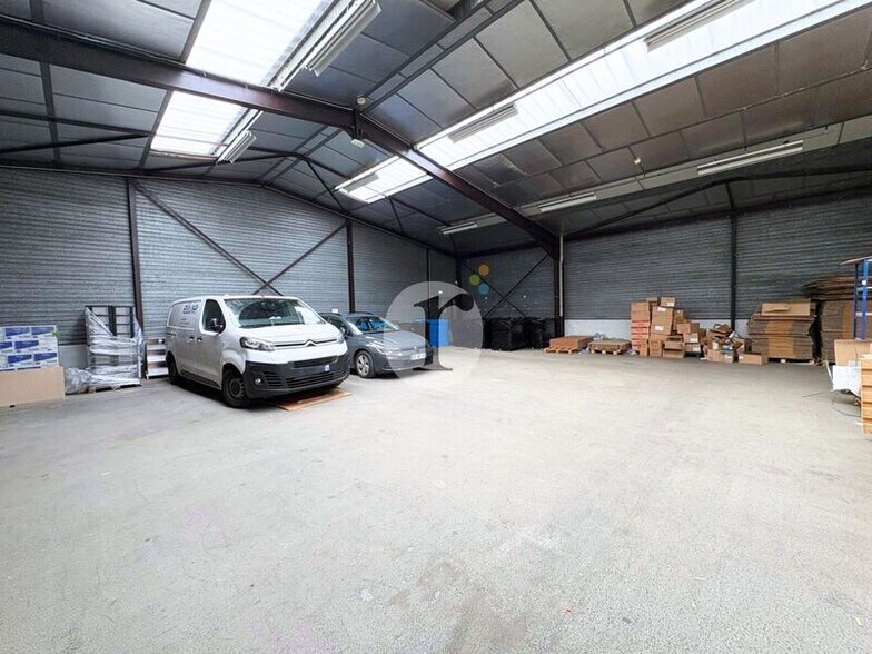Flex in Lezennes for lease - Building Photo - Image 2 of 13