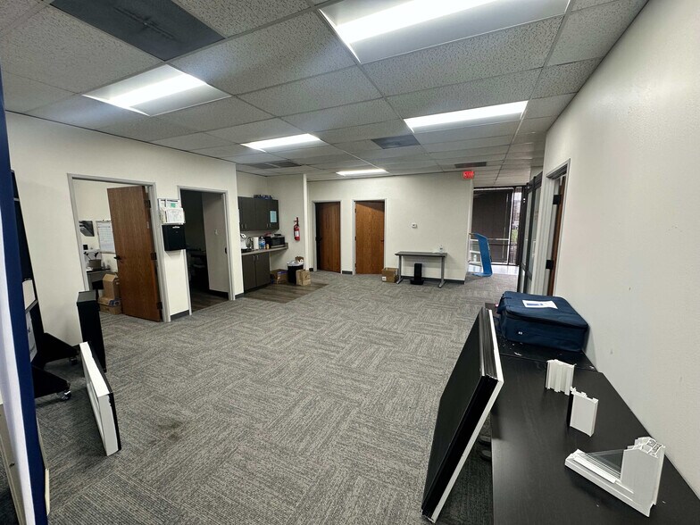 2309 Springlake Rd, Farmers Branch, TX for lease - Interior Photo - Image 3 of 6