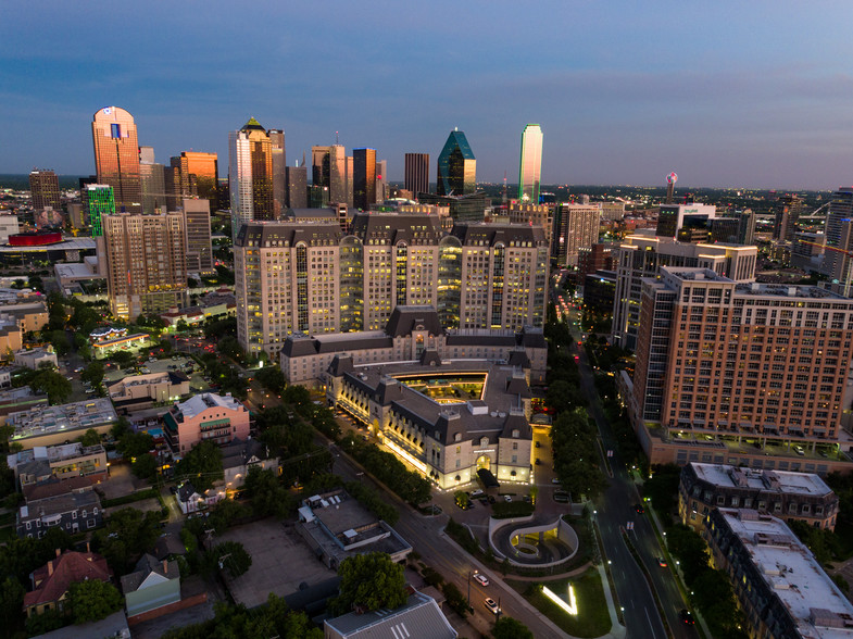 100 Crescent Ct, Dallas, TX à louer - Photo du b timent - Image 3 de 15