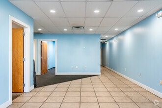 1944-1962 60th Pl E, Bradenton, FL for lease Interior Photo- Image 2 of 17