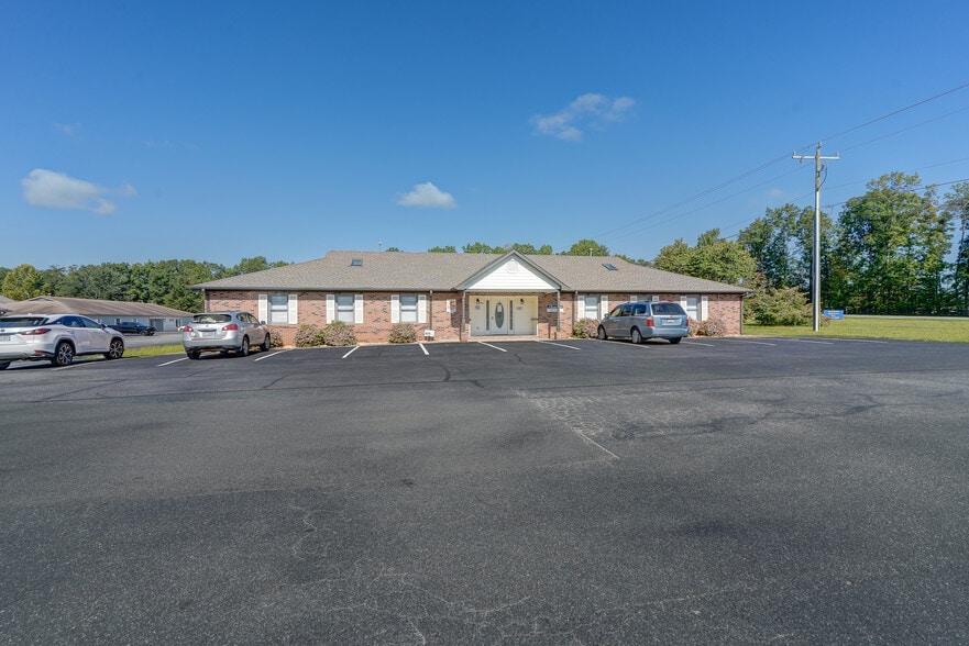 The Crofton Plaza portfolio of 9 properties for sale on LoopNet.ca - Building Photo - Image 3 of 35