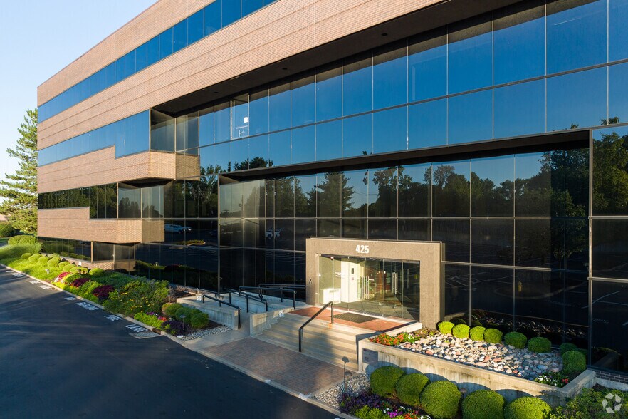 425 S Woods Mill Rd, Town And Country, MO à louer - Photo du bâtiment - Image 3 de 5