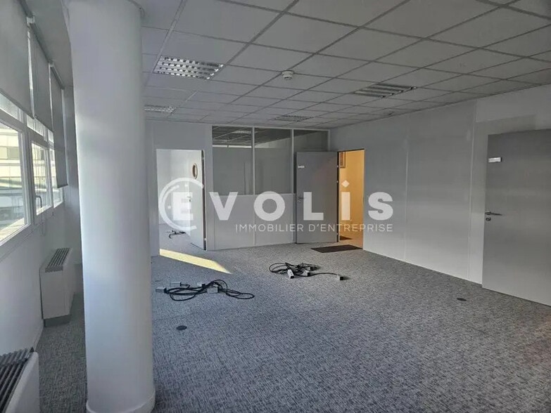 Office in Massy for lease - Building Photo - Image 2 of 22