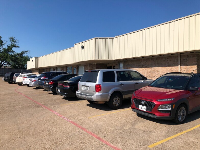 3216 W Park Row Dr, Pantego, TX à louer - Photo du bâtiment - Image 1 de 5