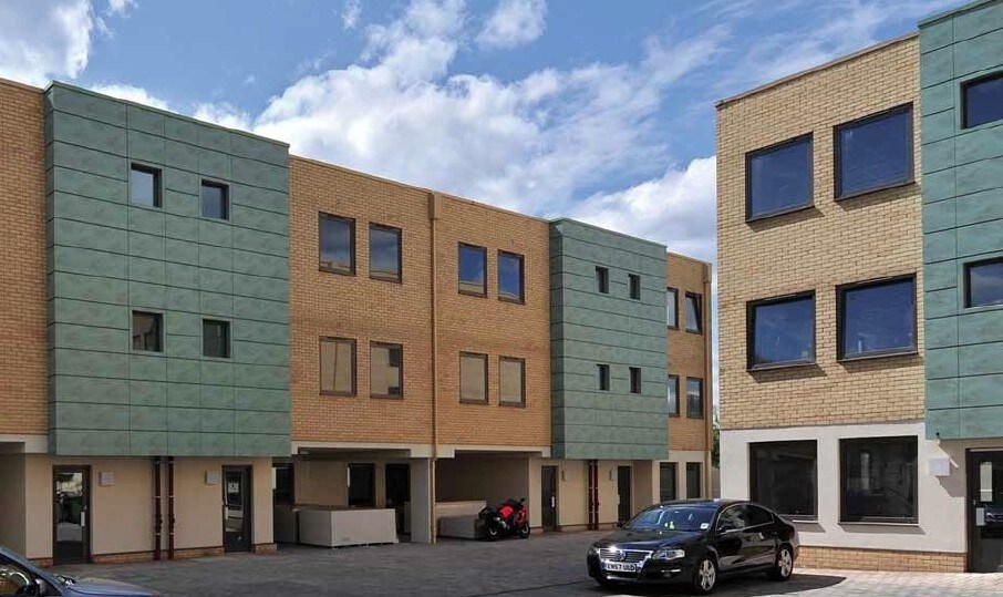 165 Greenville Rd, Londres à louer - Photo du bâtiment - Image 2 de 13