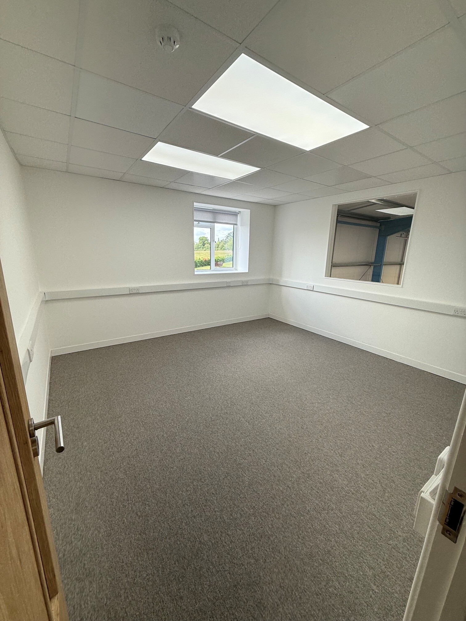 Unit R1 Lambs Farm Business Basingstoke Road park, Reading for lease Building Photo- Image 1 of 7