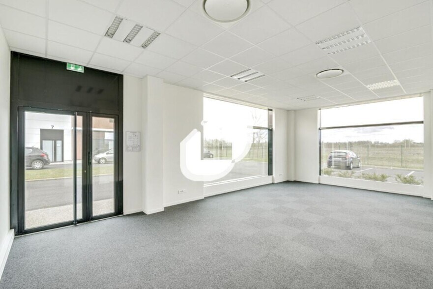 Office in Lieusaint for lease - Interior Photo - Image 3 of 8