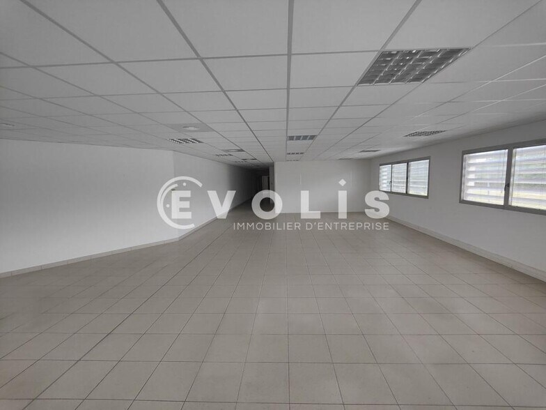 Office in Grigny for lease - Interior Photo - Image 3 of 12